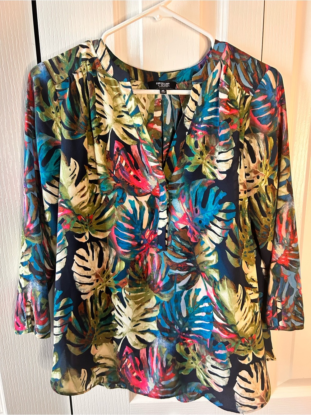 NYDJ Women’s Size XS Navy Tropical Leaf Print V-Neck Blouse Top Vacation Beach